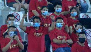 久违了！中国球迷现场为国足加油助威