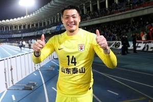 足球报:王大雷完成合同后将年满38岁,大概率将在泰山队终老
